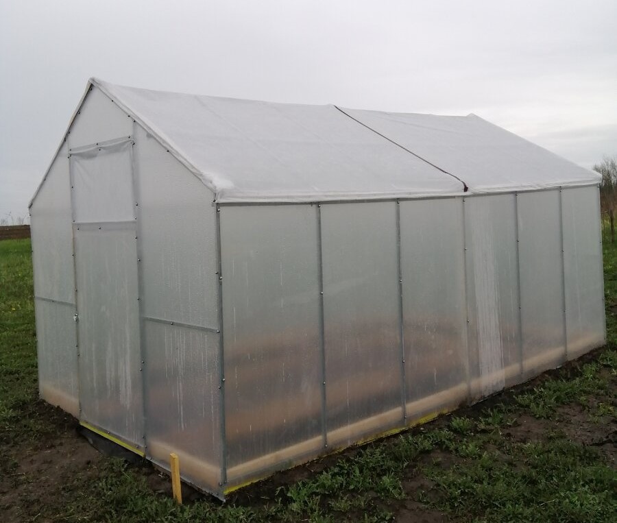 Спанбонд затеняет. Фото Натальи Гореловой, 2022 год