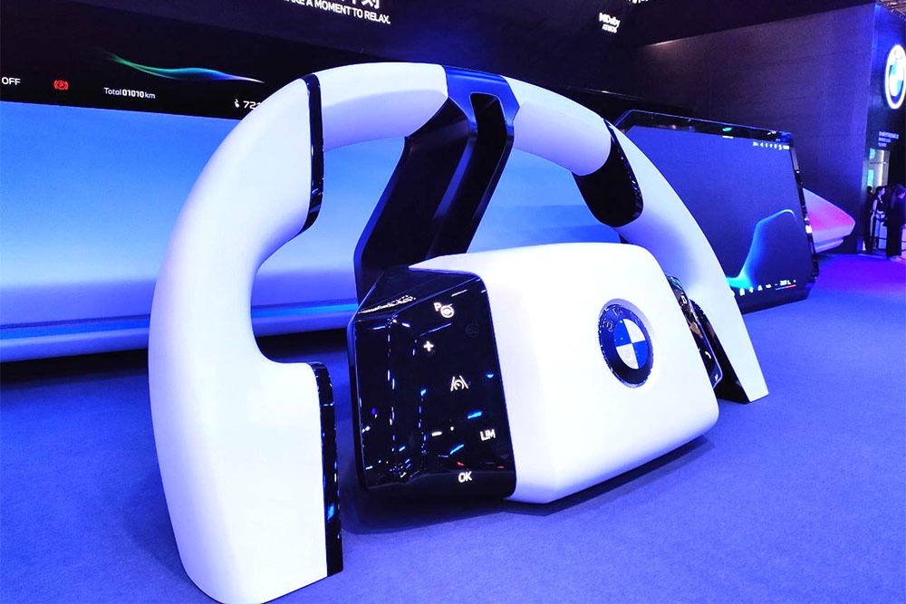    Физические кнопки вернутся и на рули. / Юрий Зубко