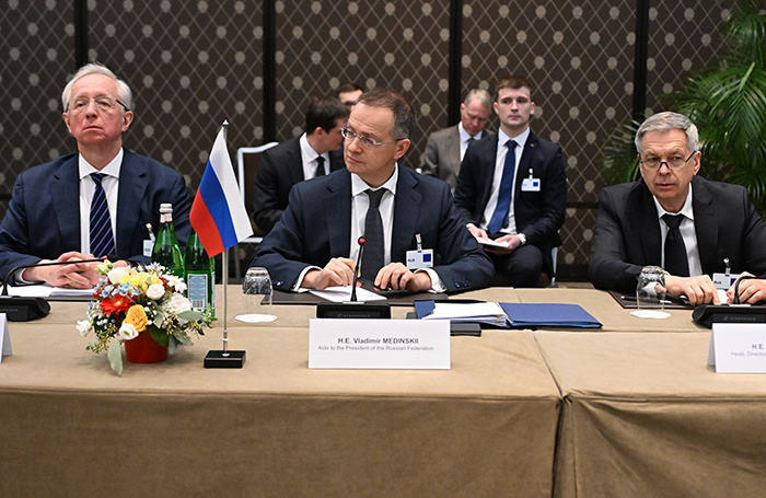    Заместитель министра иностранных дел РФ Михаил Галузин, помощник президента РФ Владимир Мединский и начальник Главного разведывательного управления Генерального штаба ВС РФ адмирал Игорь Костюков (слева направо) во время трехсторонней встречи делегаций России, США и Украины.Екатерина Чеснокова/POOL/ТАСС