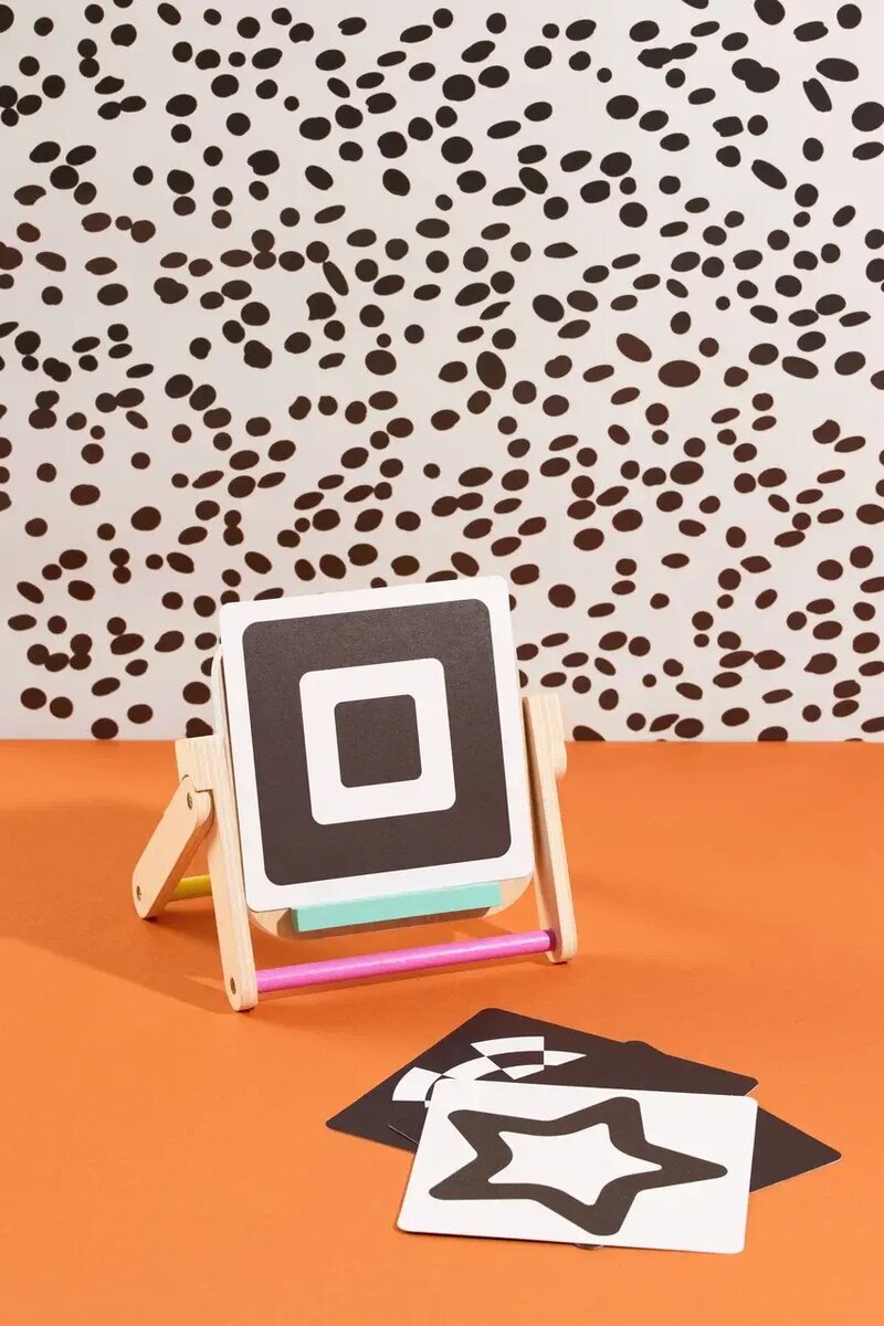 Контрастные карточки для фокусировки взгляда новорождённого