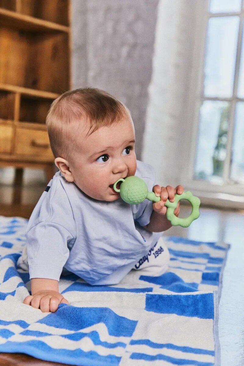 Легкая погремушка-грызунок для новорождённого 0+