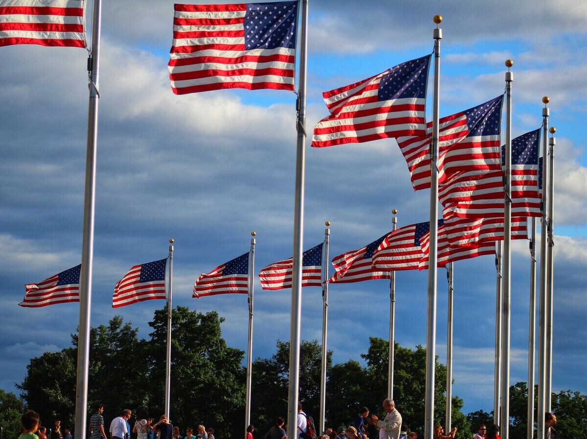    Флаги США© Unsplash/Yaroslav Muzychenko