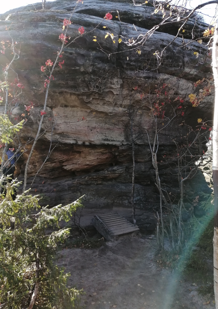 Кажется просто мостик, а под ним ущелье (не знаю, как правильно назвать эти расколы, узкие обрывы) метров 7-10. 