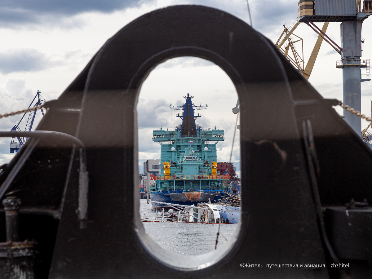 Вид на затонувший буксир с кормы ледокола «Красин». Август 2025 года. Фото автора