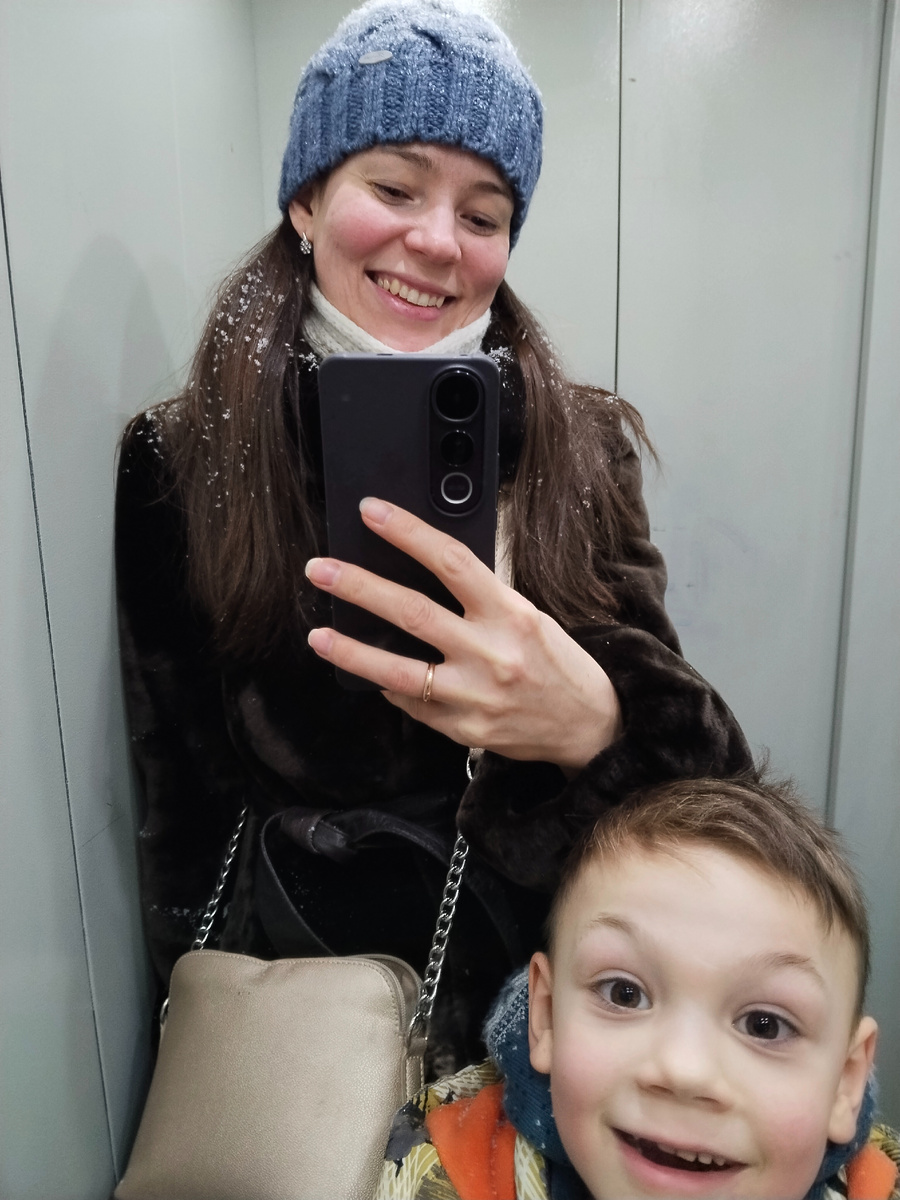 Едем в лифте с Петей и дурачимся