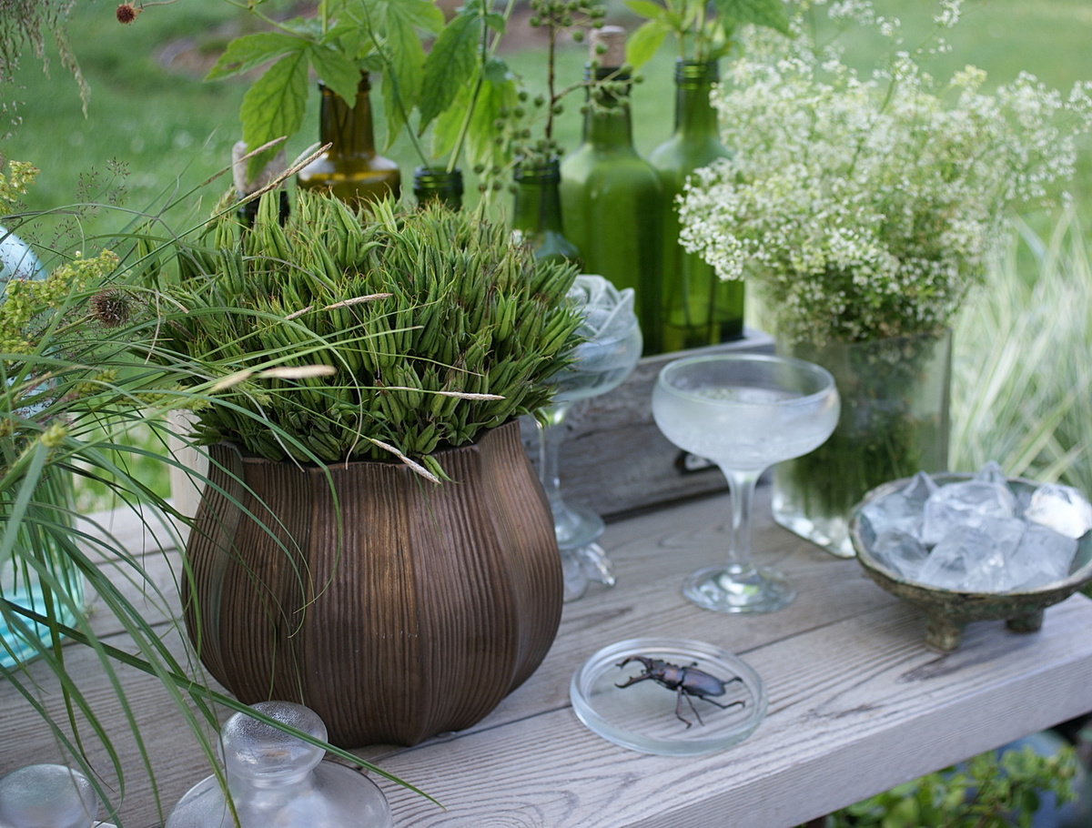 Прекрасные семенные коробочки аквилегии – как раз такой материал, который вдохновил на всю композицию.