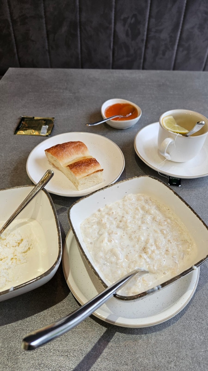 На завтрак я взяла овсянку и творог с кефиром. На сладкое абрикосовый джем.