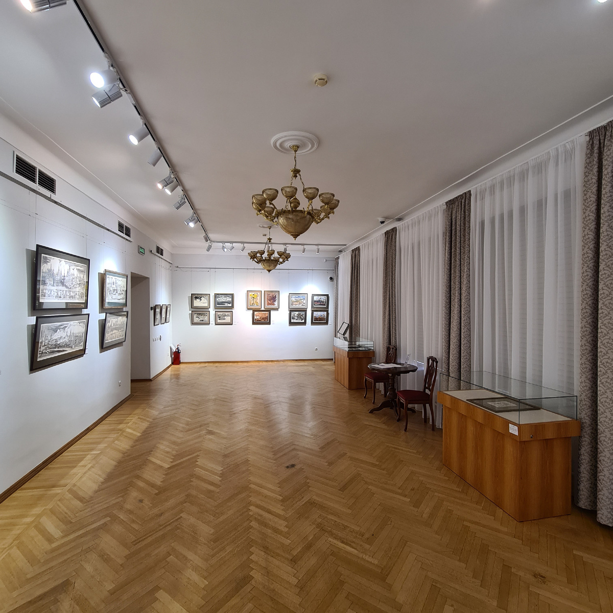 Общий вид зала выставки народного художника РФ Олега Ардимасова