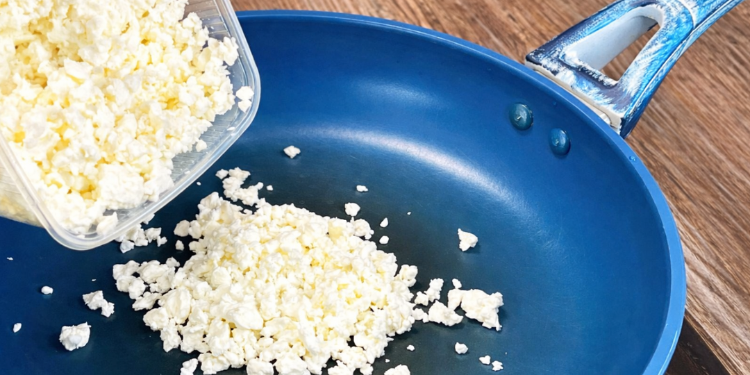 Просто обжариваю творог: попробовала один раз, теперь так готовлю постоянно. Казалось бы, все просто, но вкусно невероятно