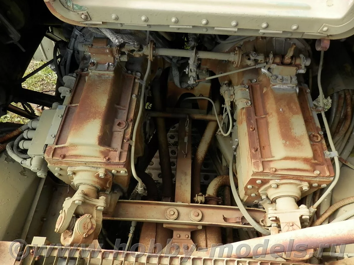 Вид на моторный отсек ЗИЛ-135. Хорошо видно два двигателя, стоящих рядом, и сложную систему приводов.