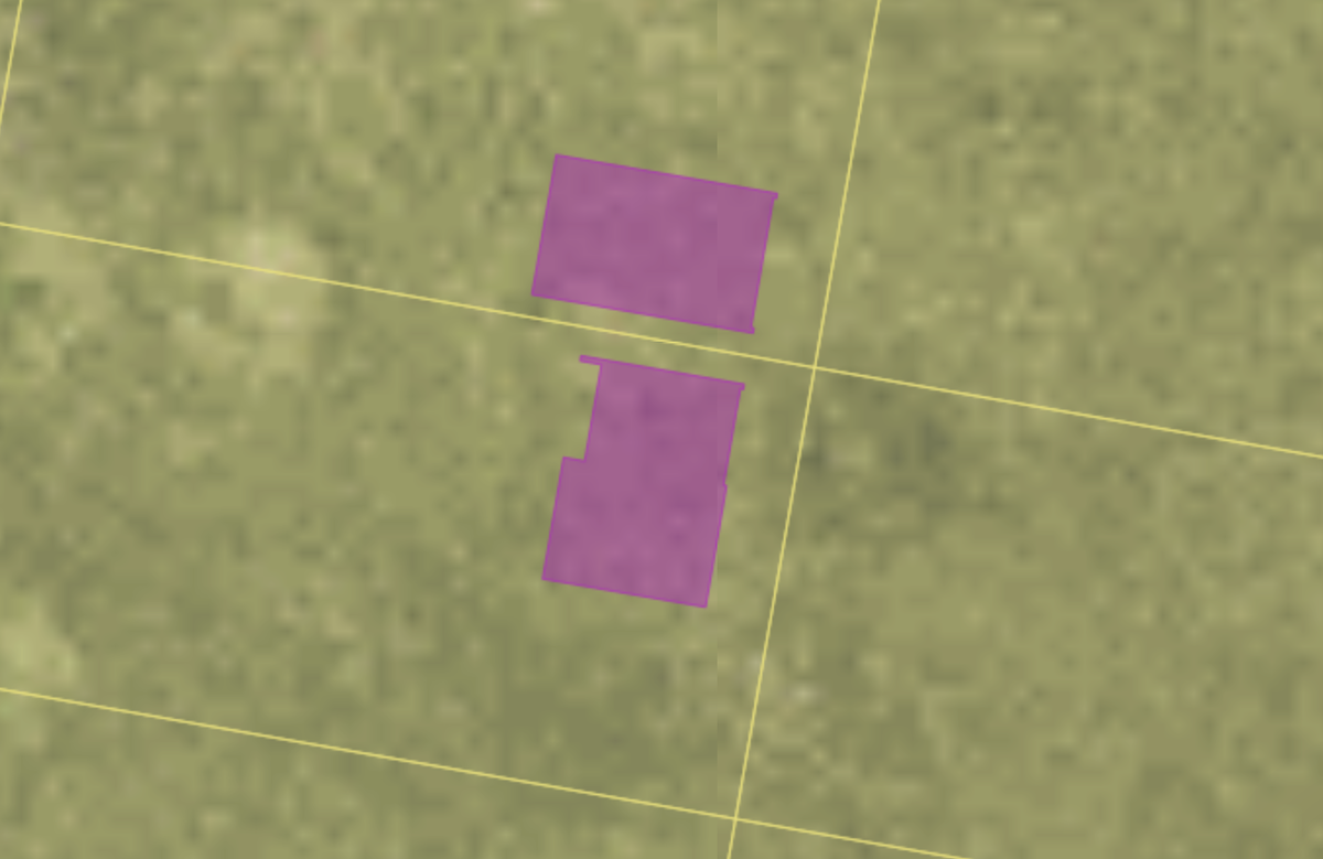 Между загородными жилыми домами должно быть не менее 6 метров по пожарным нормам, но фактически лучше чтобы расстояние было больше особенно, если дома деревянные. Кадастр и право: https://vita-house.ru