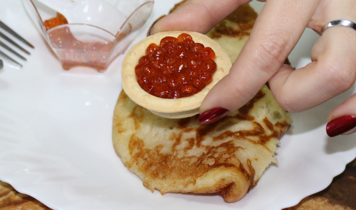     Блины с икрой. Автор: редакция. Фото: редакция.