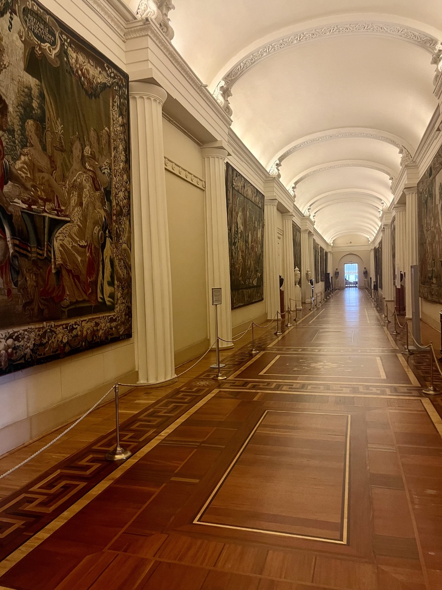 Темный коридор Зимнего дворца. Фото автора.