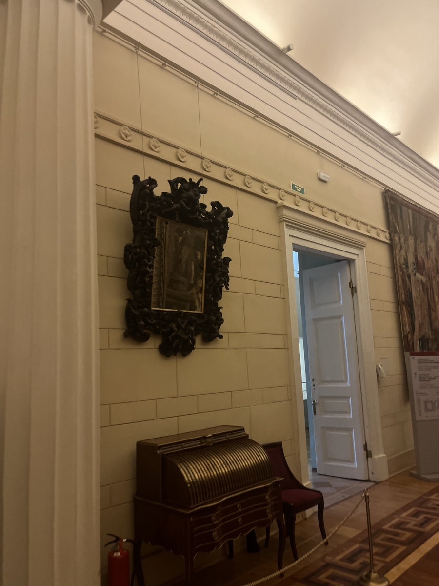 Темный коридор. Дверь в интерьеры, выходящие окнами на Адмиралтейтсво. Фото автора.