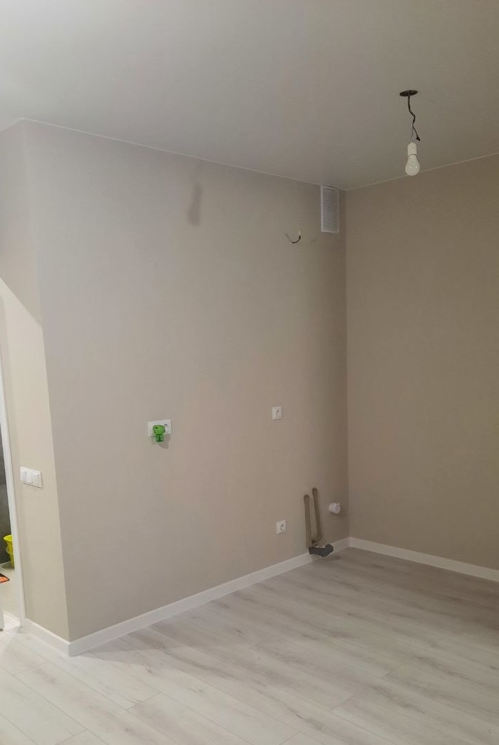 В этом пространстве мне и необходимо разместить небольшую кухню. Пока тут ничего еще нет, кроме стен и труб.