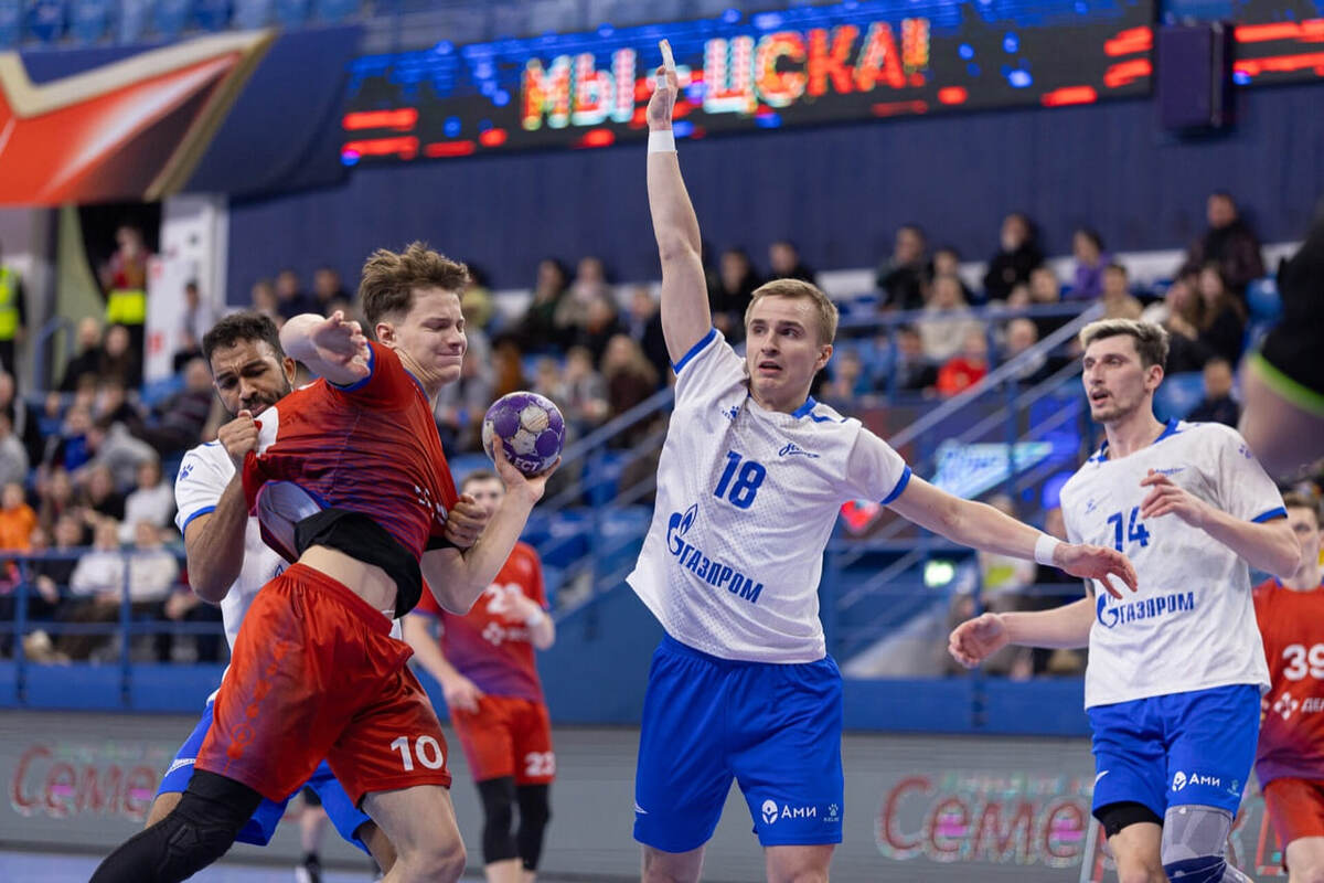    С мячом Иван Ерканов