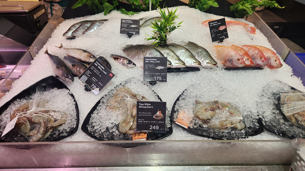 Креветки по 700 рублей за упаковку, скумбрия 200 рублей за штуку, морской окунь до 700 грамм - 600 рублей, морской окунь до 800 грамм - 900 рублей, красная нильская тилапия - до 600 грамм - 400 рублей