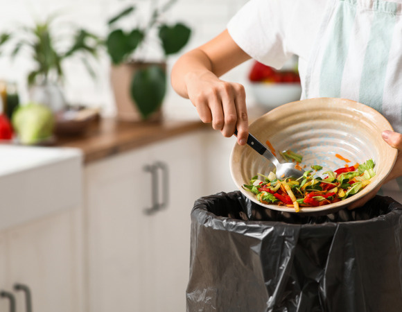 Перестала выбрасывать еду: 7 простых способов спасти продукты и свой бюджет