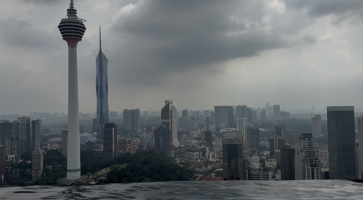 Башня Menara и Merdeka Tower. Вид из бассейна. 51 этаж. Фото автора