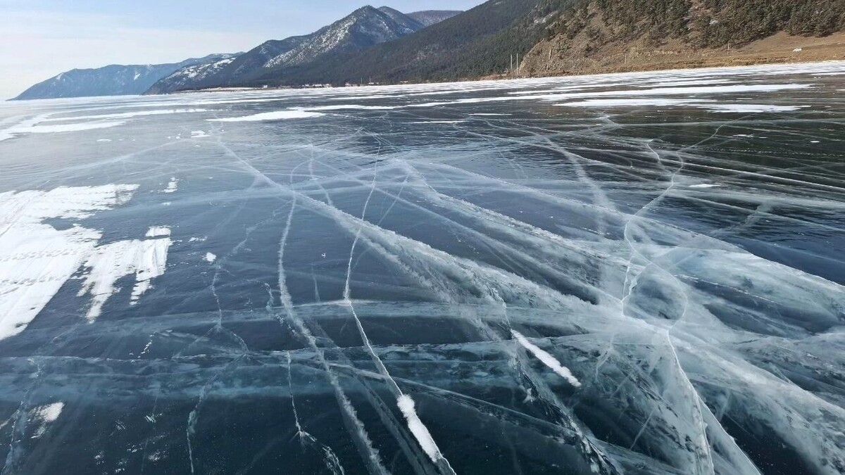    Озеро Байкал зимой привлекает путешественников своим уникальным льдом   Эксклюзивно для mkset.ru Светлана Бурдинская / mkset.ru