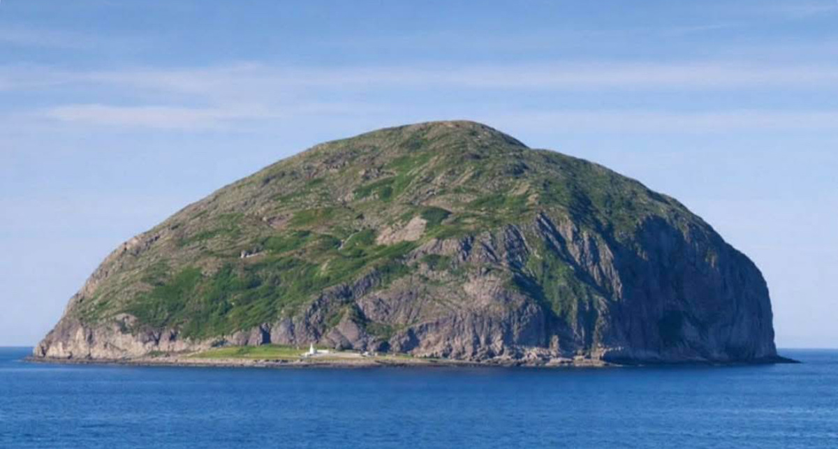 Шотландский остров, где добывают камни для керлинга. Фотография из открытого источника. 