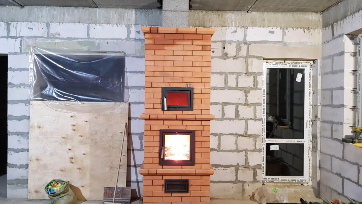 Печь из красного кирпича.