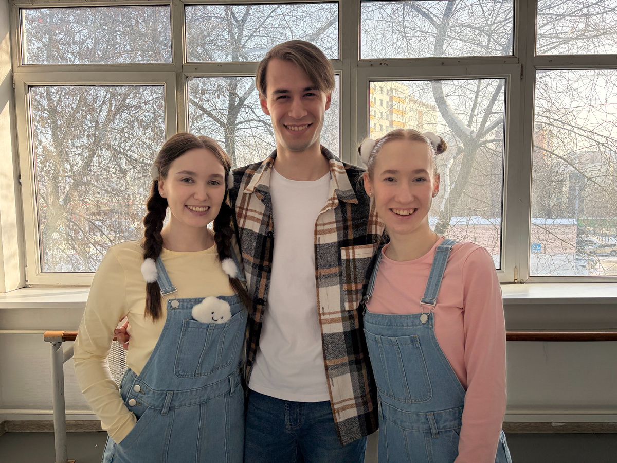 Максим Серов - художественный руководитель; артистки - Татьяна Балашова (слева); Виктория Ткачева (справа)