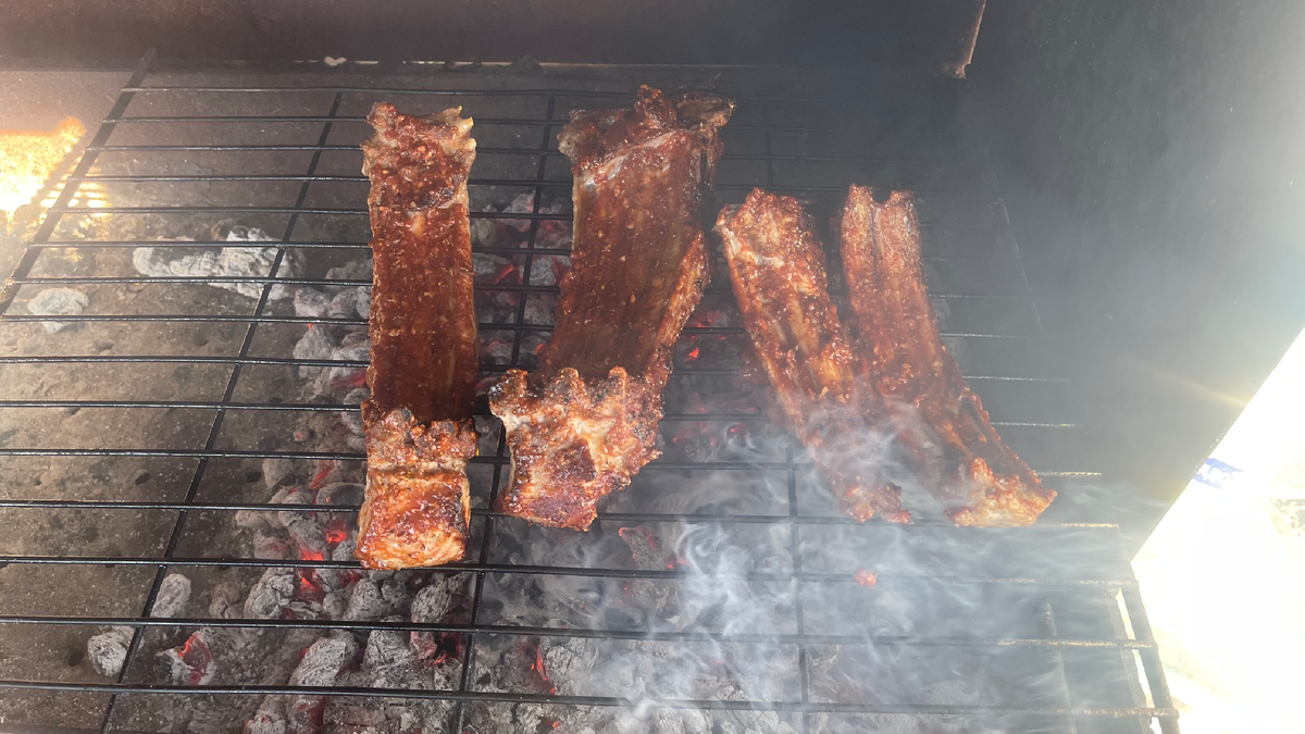 Ах, летний вечер, друзья собрались, огонь трещит в мангале, а воздух наполняется запахом жареного мяса… Согласитесь, представить такое невозможно без ароматных, аппетитных свиных ребрышек на решетке. Если вы мечтаете покорить сердца близких великолепным блюдом, приготовленным на углях, наша статья создана специально для вас.