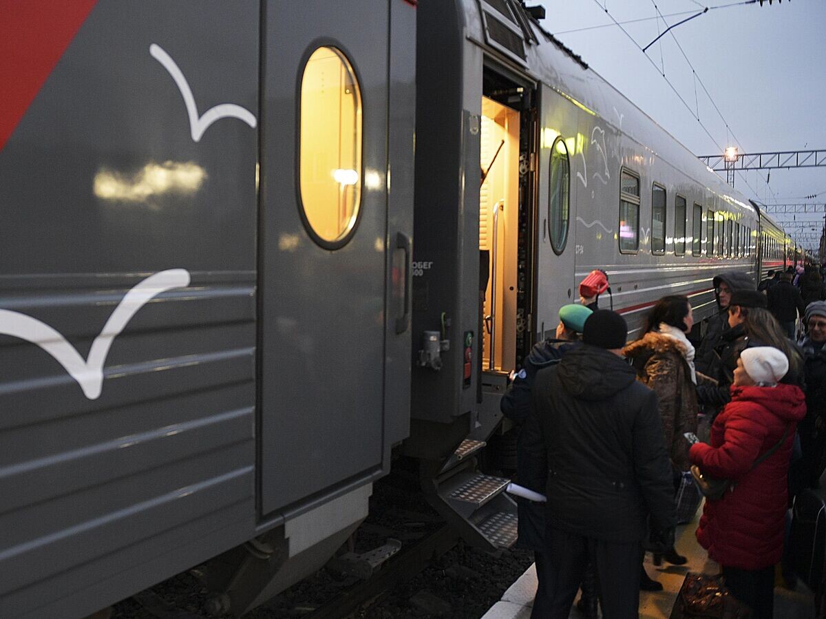    Пассажиры садятся в поезд "Таврия", следующий по маршруту Санкт-Петербург - Севастополь, на станции Придача (Воронеж-Южный) | © РИА Новости / Александр Гальперин