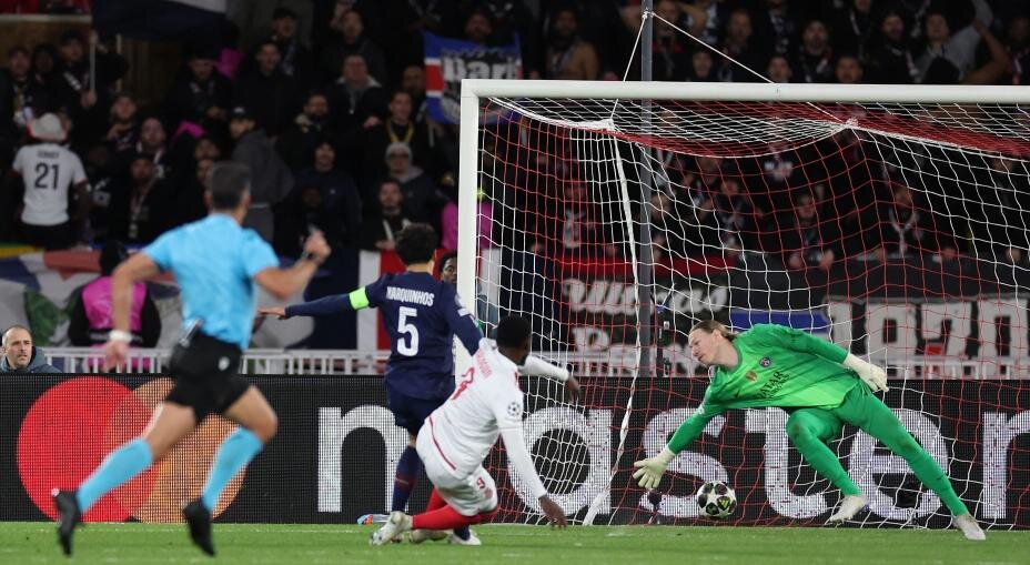    Матвей Сафонов пропускает мяч после удара Балогуна в матче «Монако» - «ПСЖ». Фото: Reuters