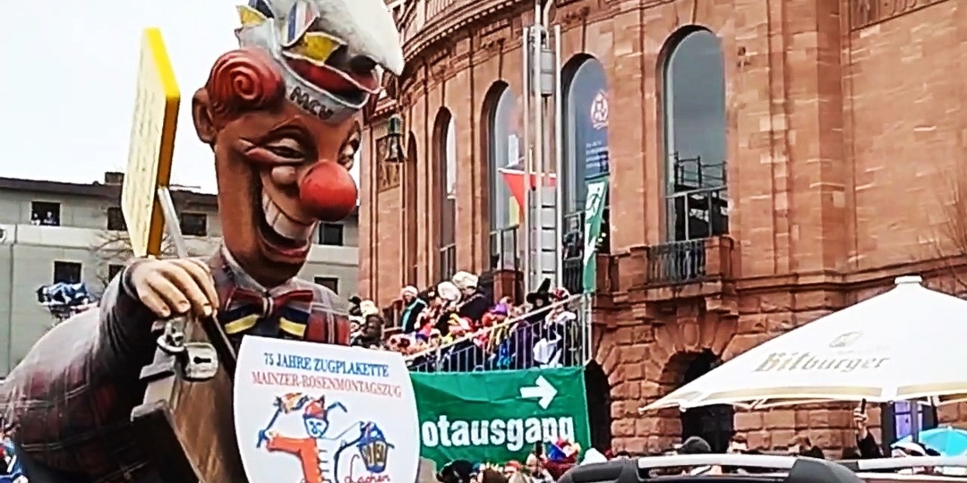 Во все глаза смотрела на 9000 участников пёстрого карнавального шествия в немецком Майнце, но одно обстоятельство подпортило мой восторг