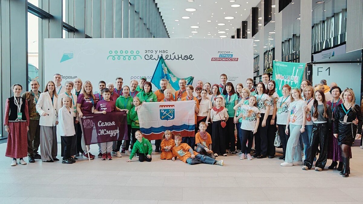 Флаги и единый стиль в одежде хорошо помогают узнавать друг-друга в толпе и не теряться дедушкам и деткам.