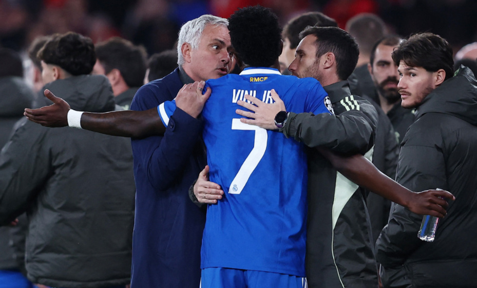    Моуриньо успокаивал Винисиуса после очередного расистского скандала. Фото: Reuters