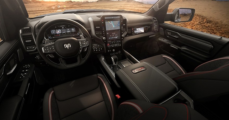    На фото: салон Ram 1500 Rebel X