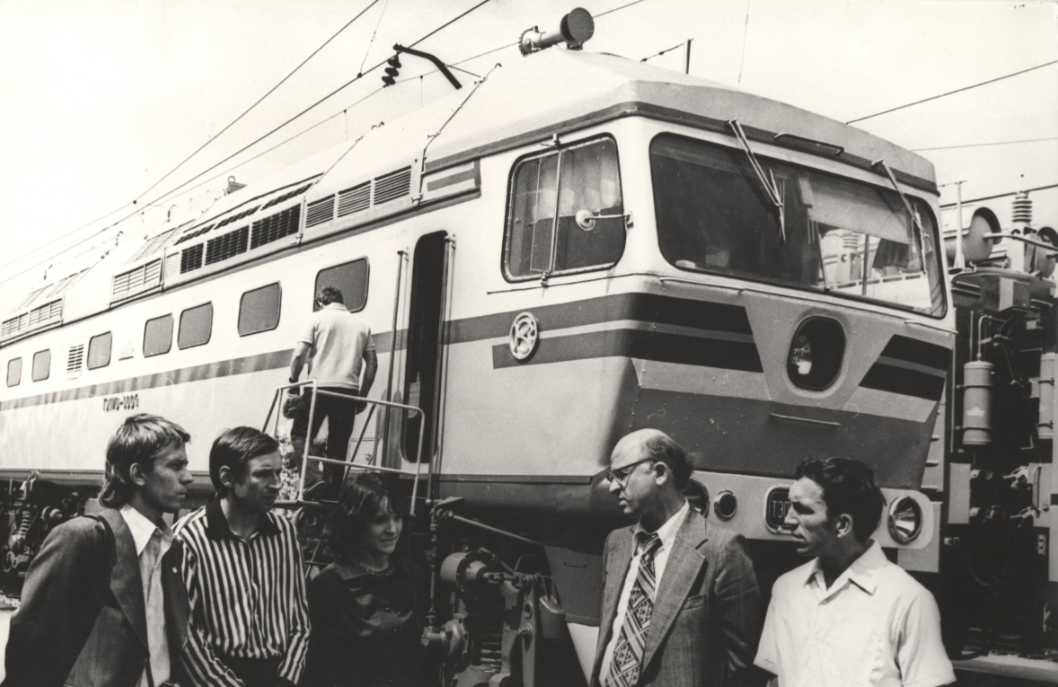 Юрий Хлебников на фото второй слева