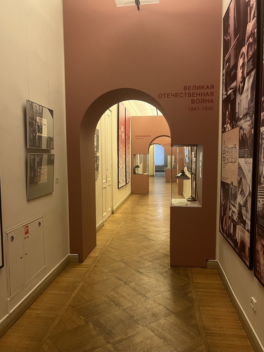 Экспозиция, посвященная истории Государственного Русского Музея. Фото автора.