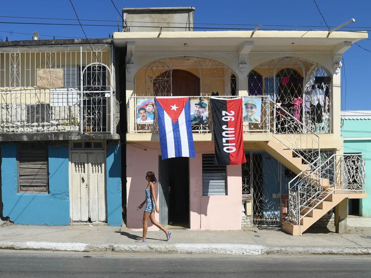    Государственный флаг Кубы и флаг "Движения 26 июля" в городе Сантьяго-де-Куба | © РИА Новости / Михаил Воскресенский