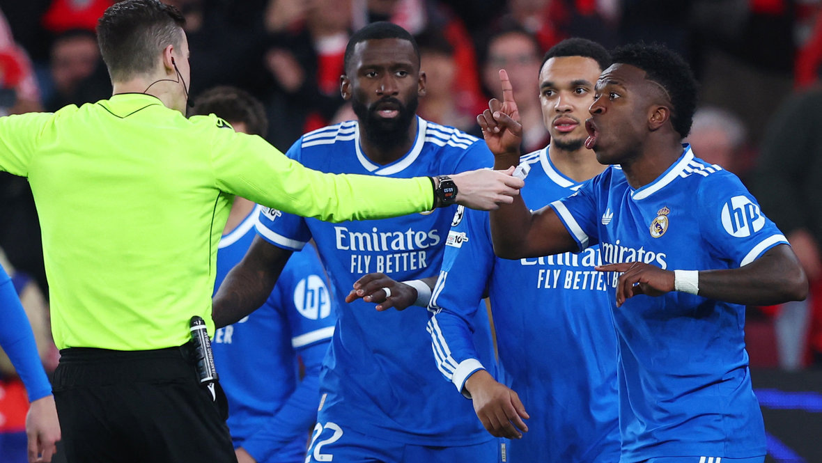    Винисиус Жуниор спорит с арбитром Франсуа Летексье. Reuters