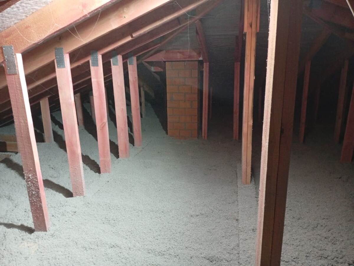 Холодный чердак, утеплённый Эковатой.