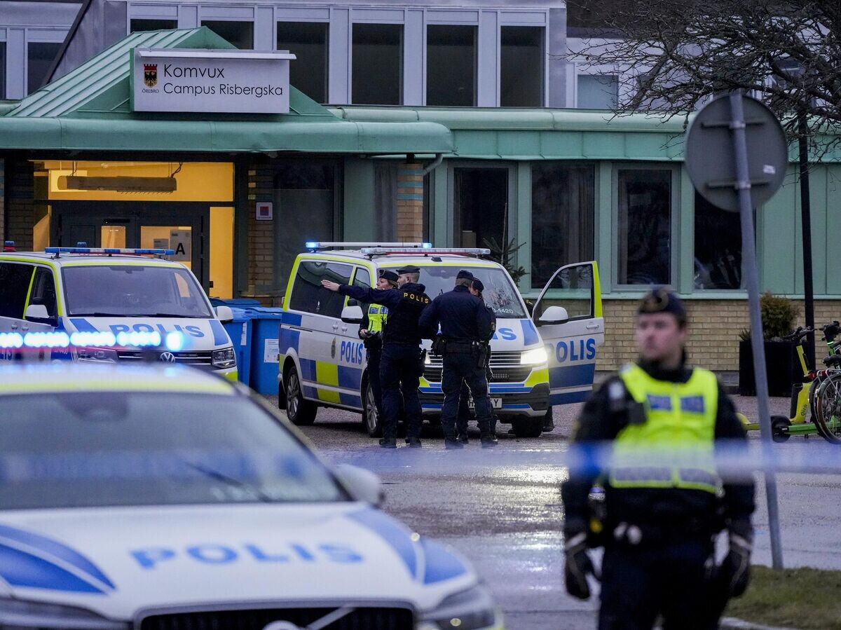    Полицейские на месте стрельбы возле школы в Эребру | © AP Photo / Sergei Grits