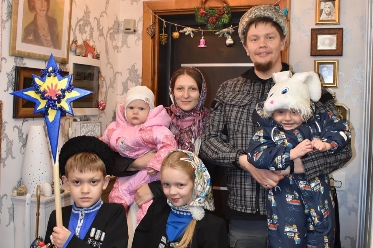    Дети Игоря и Ирины на Рождество обычно колядуют. Так у казаков заведено уже не первый век.