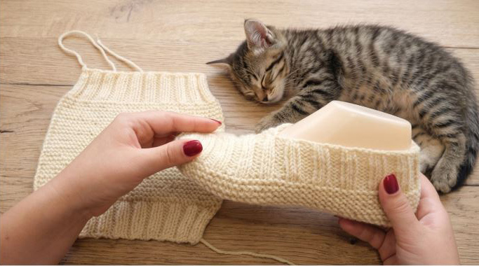 Следки для начинающих на двух спицах: платочка + резинка 2×2, без шва по подошве 🙂