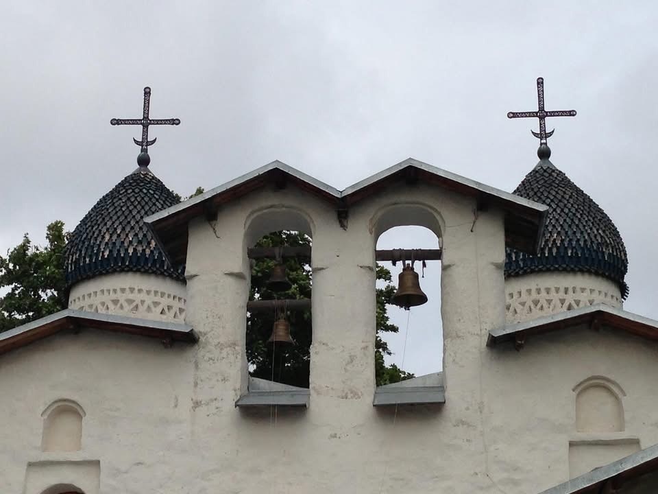 Псков, звонница храма Покрова Пресвятой Богородицы от Пролома. Фото автора, 2013 год