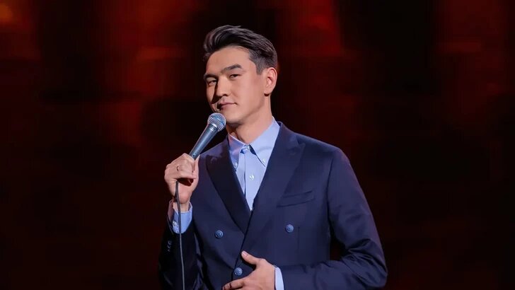 Комик Нурлан Сабуров продолжает гастроли: билеты на шоу в Таиланде раскупаются несмотря на запреты.