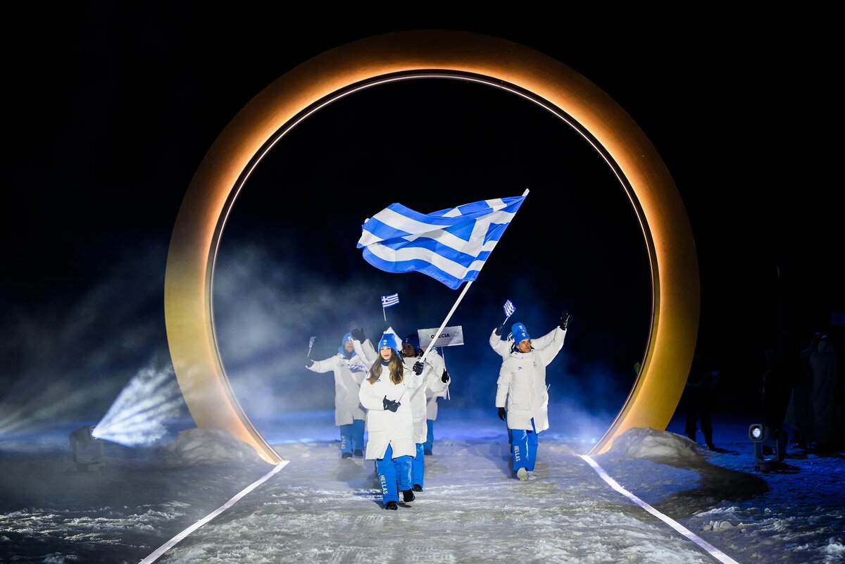 Команда Греции радостно выходит из пространственного портала, как из Звёздных врат.