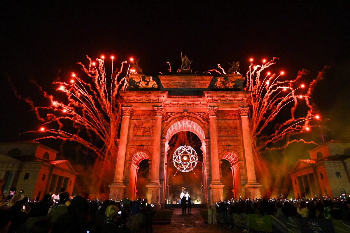 Арка Мира с огненной пентаграммой. Шутка, видимо.