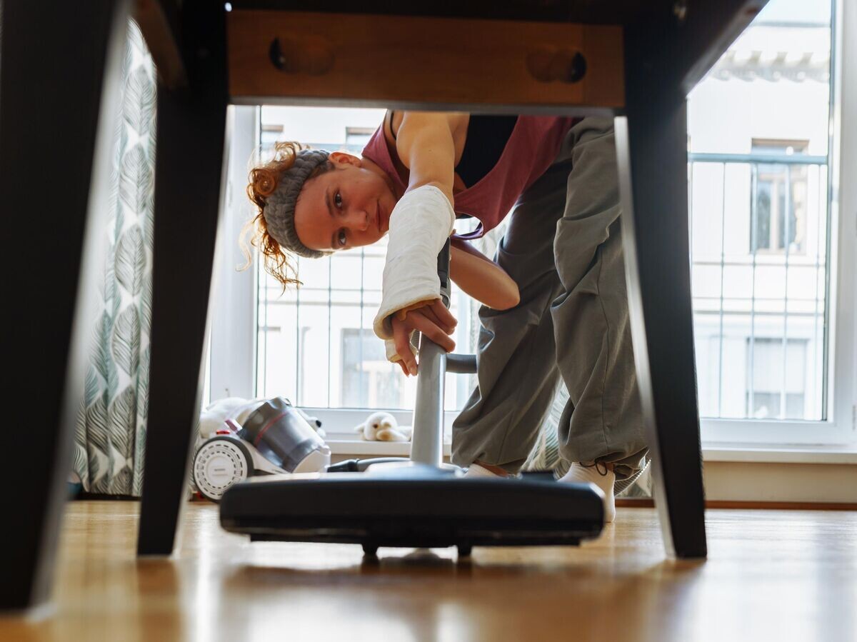    Девушка делает уборку | © iStock.com / Larisa Stefanuyk