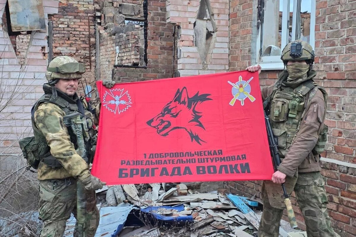    Горбатый (слева) и Подветос - отец и сын из добровольческой разведывательно-штурмовой бригады «Волки».