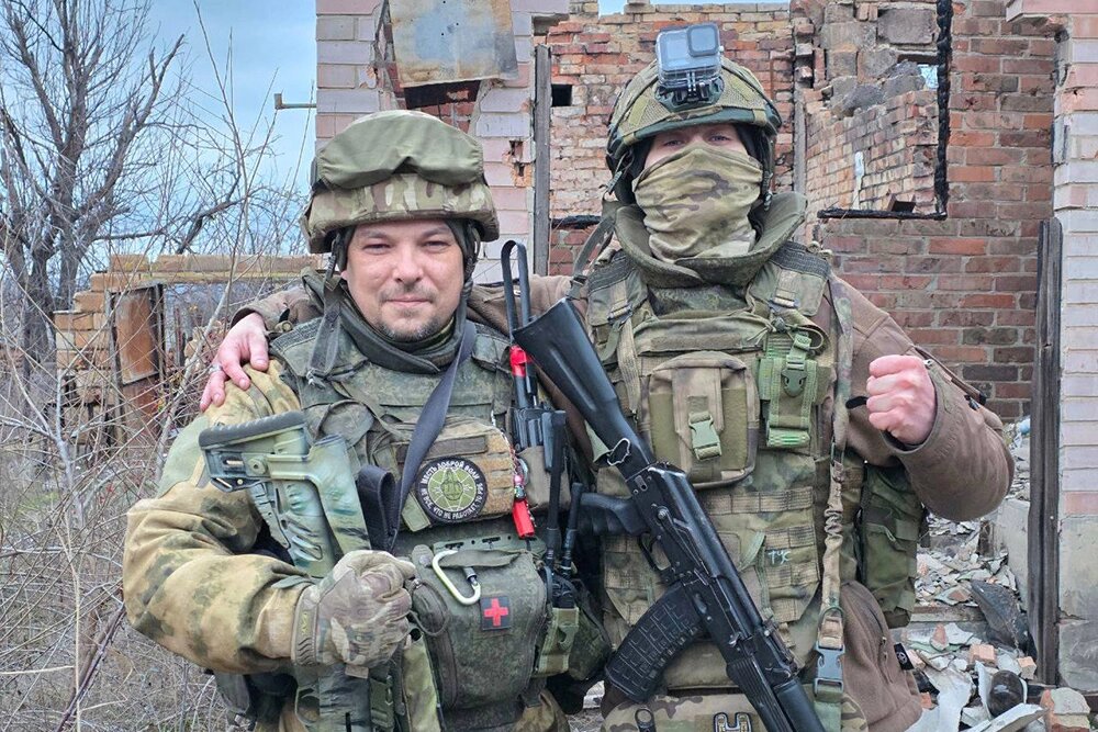    Горбатый (слева) и Подветос - отец и сын из добровольческой разведывательно-штурмовой бригады «Волки». Фото: Личный архив