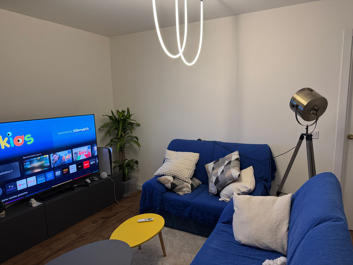 Дочке не нравится этот светильник (на потолке). Хочет его поменять на нормальную лампу